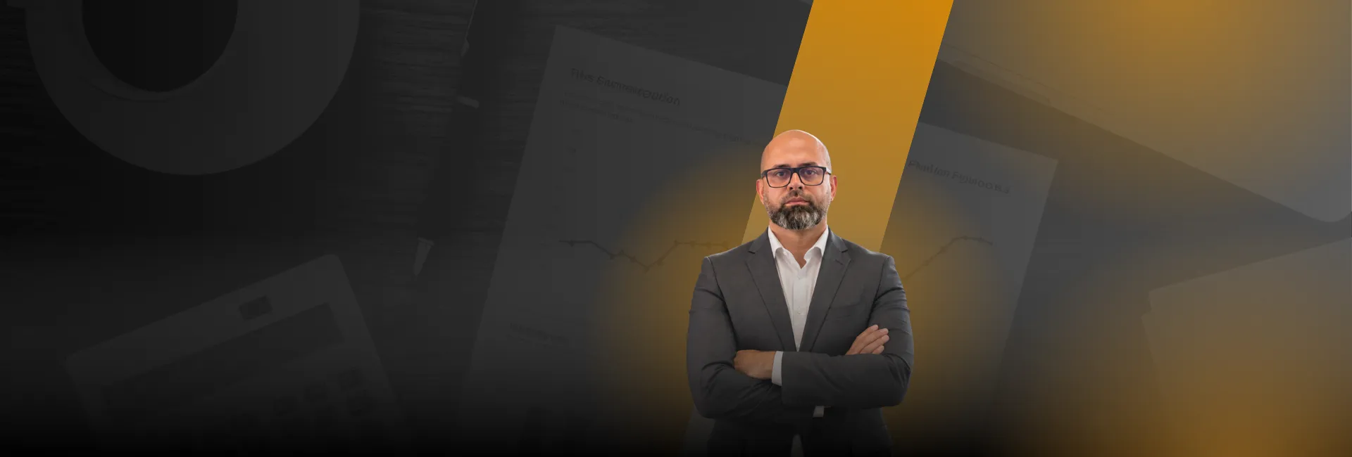 Rogério, contador da Continental Contabilidade, com documentos fiscais e gráficos ao fundo